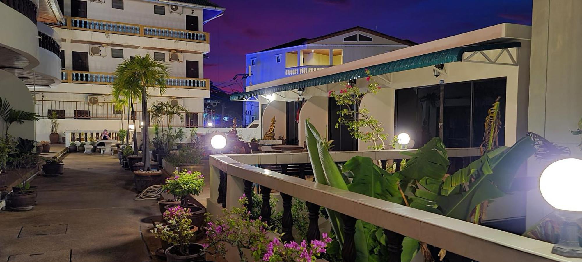 蓝天公寓式酒店 Patong 外观 照片